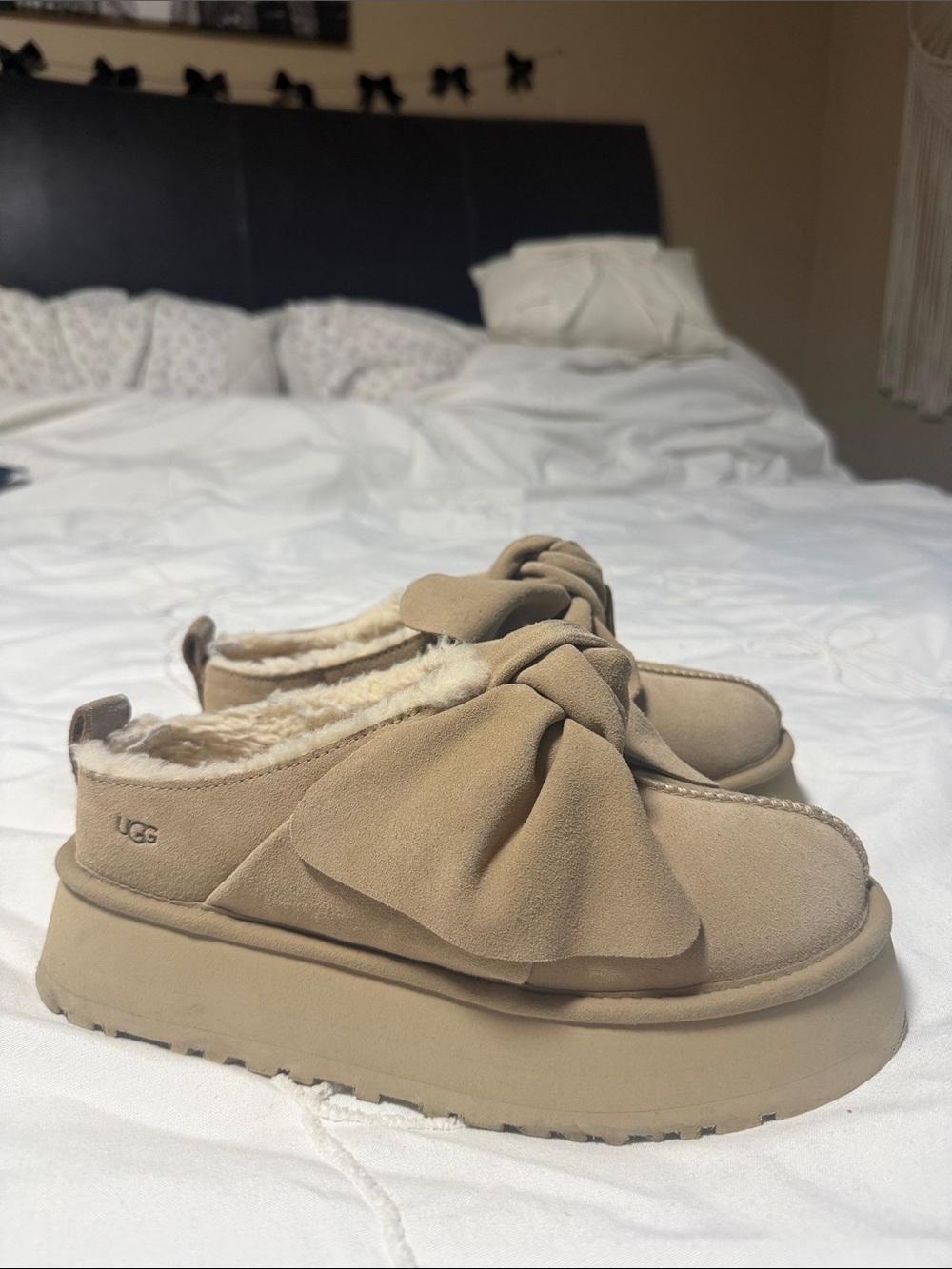 *Hard to find* UGG Bow Platform Slide in Taupe